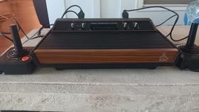 ATARI CX-2600 ( 2 Joysticks, Plug In)