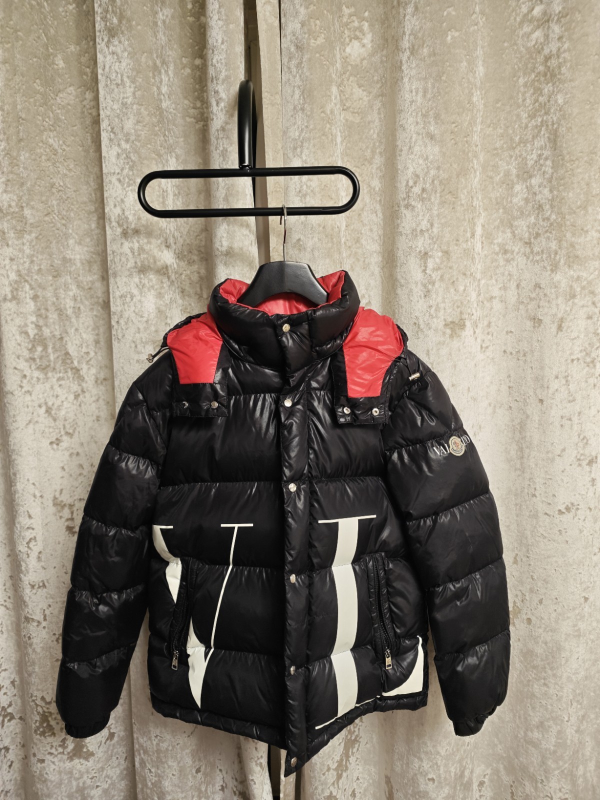 Moncler x Valentino Black Puffer Jacket VALENTINO Logo Hooded Down Red . Size M