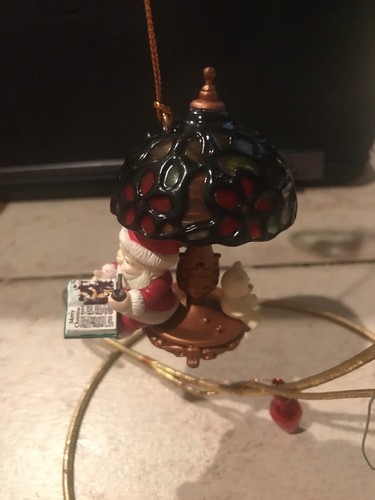 TREVCO/ENESCO LIKE CHRISTMAS ORNAMENT: SANTA READING BESIDE TIFFANY LAMP NEW - Picture 2 of 7