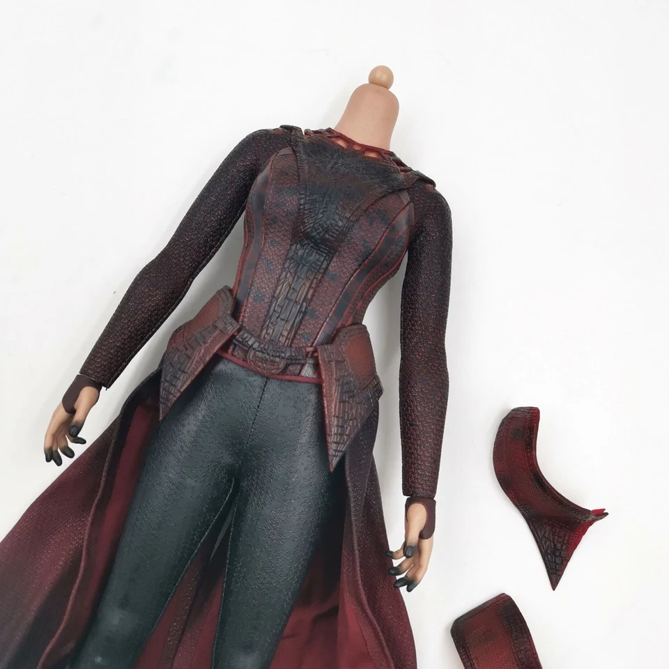 Body Figure 1/6 Hot Toys MMS652 HT Feiticeira Escarlate 5.0 Acessórios Doutor Estranho - Imagem 2 de 3