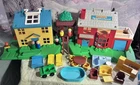 VTG Fisher Price Little People NEIGHBORHOOD 2551 Furniture & 5 Figures