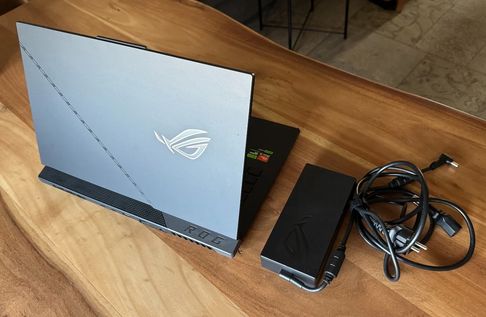 ASUS ROG Strix Scar 17.3" (1TB SSD, 32GB RAM, AMD Ryzen 9 7945HX, RTX 4080) - Immagine 4 di 4