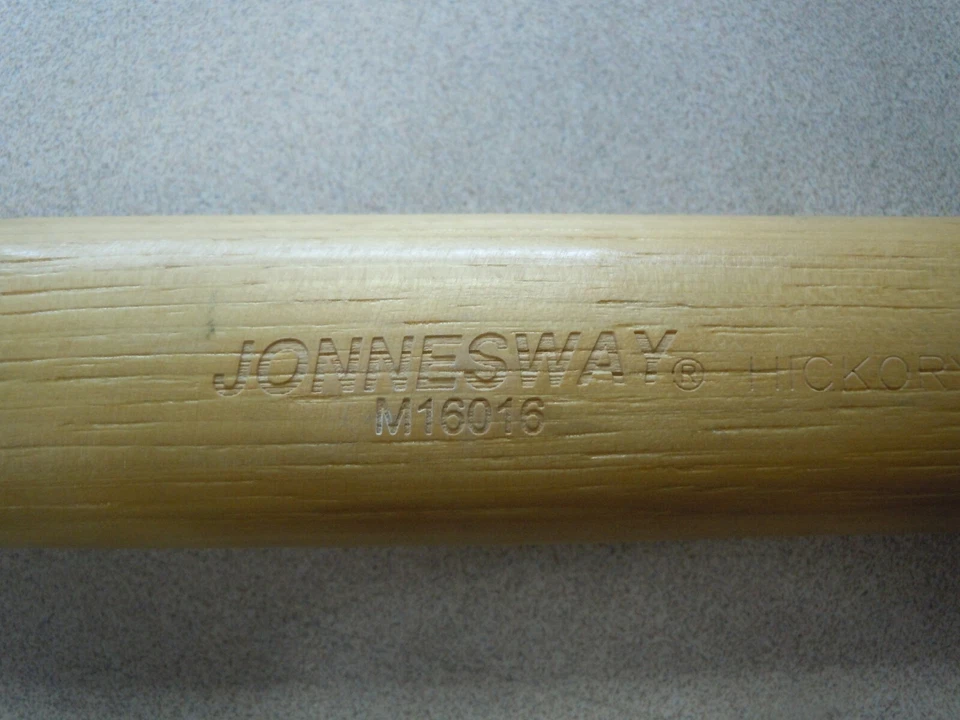 Martillo de garra con mango de nogal americano de 16 oz. Jonesway 0267281 Foto 2 de 3