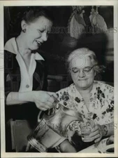 1946 Press Photo Mrs Leigh Colvin gets water refill from Pearl