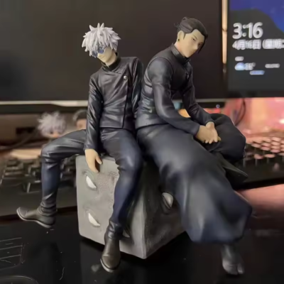 Set Di 2 Figure Anime JJK - Gojo Satoru E Geto Suguru In Posizione Seduta - Statuine Da Collezione In PVC, 14 Cm - Perfette Per Vetrine E Regali Per Fan Di Jujutsu Kaisen