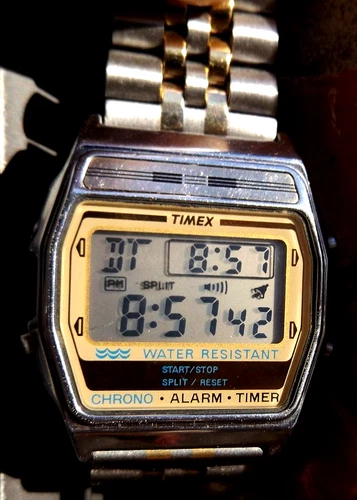 TIMEX Q CHRONOGRAPH  AMBER NEAR MINT  NEW  BATTERY & STRAP