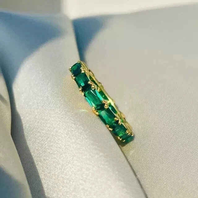 Anillo de compromiso de eternidad de esmeralda verde corte esmeralda de 3,0 quilates enchapado en oro amarillo de 14 k Foto 4 de 4