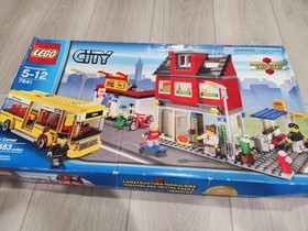 LEGO CITY 7641- CITY CORNER. Mint condition.