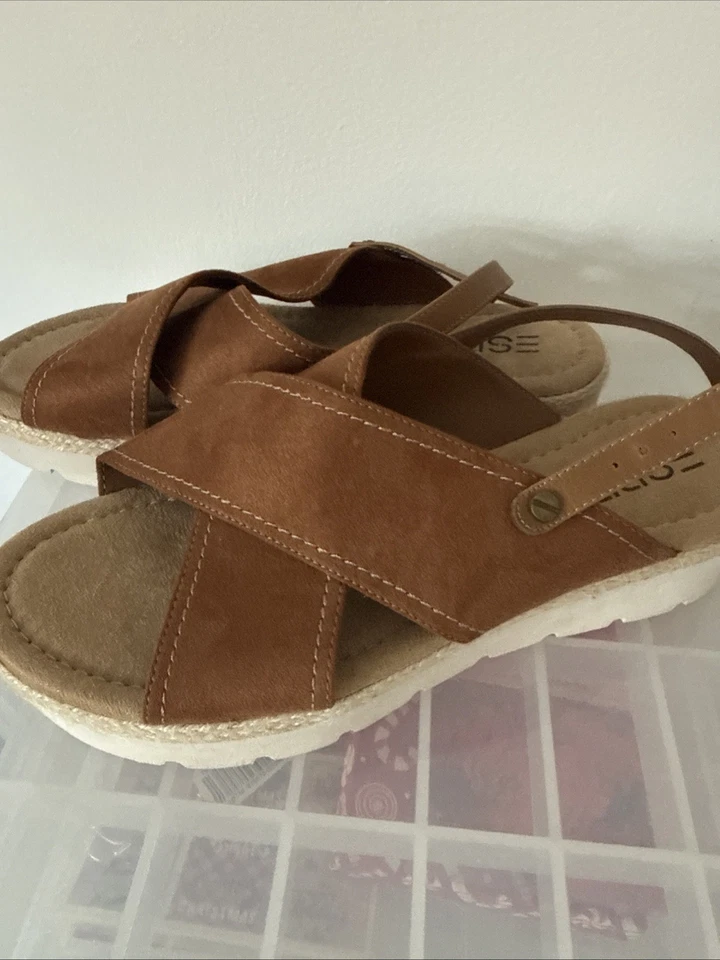 Sandles - Image 2 of 3