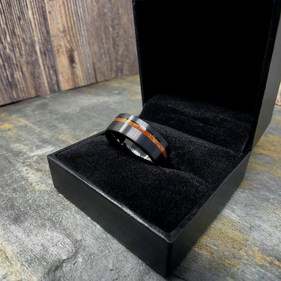 Alianza de boda anillo cepillado negro de carburo de tungsteno incrustación de madera de koa ajuste cómodo para hombres Foto 3 de 4