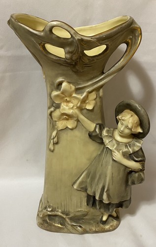 Antike Royal Dux Jugendstil figürliche Vase Mädchen mit Blumen