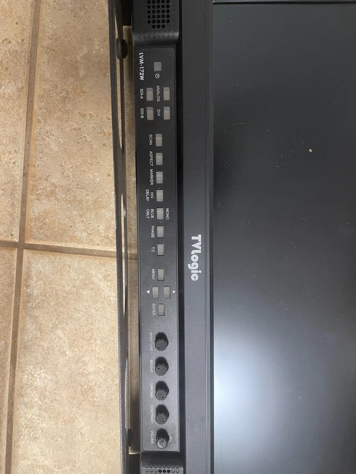 Monitor LCD multiformato TV Logic LVM-071W de 17 pulgadas con soporte; sin fuente de alimentación Foto 2 de 4