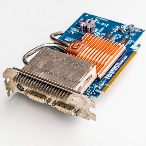 Carte graphique silencieuse sans ventilateur Gigabyte Geforce 7600GT GV-NX76T256D-RH 256 Mo GDDR3 - Photo 1/5