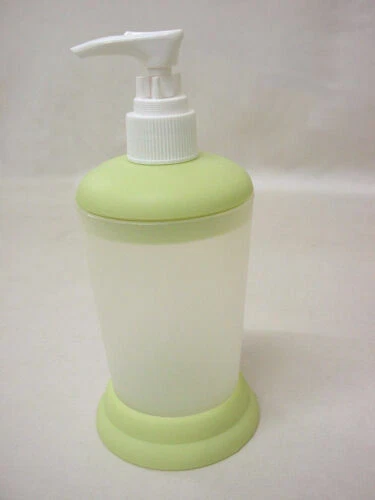 Distributeurs et porte-savons verts pour la salle de bain