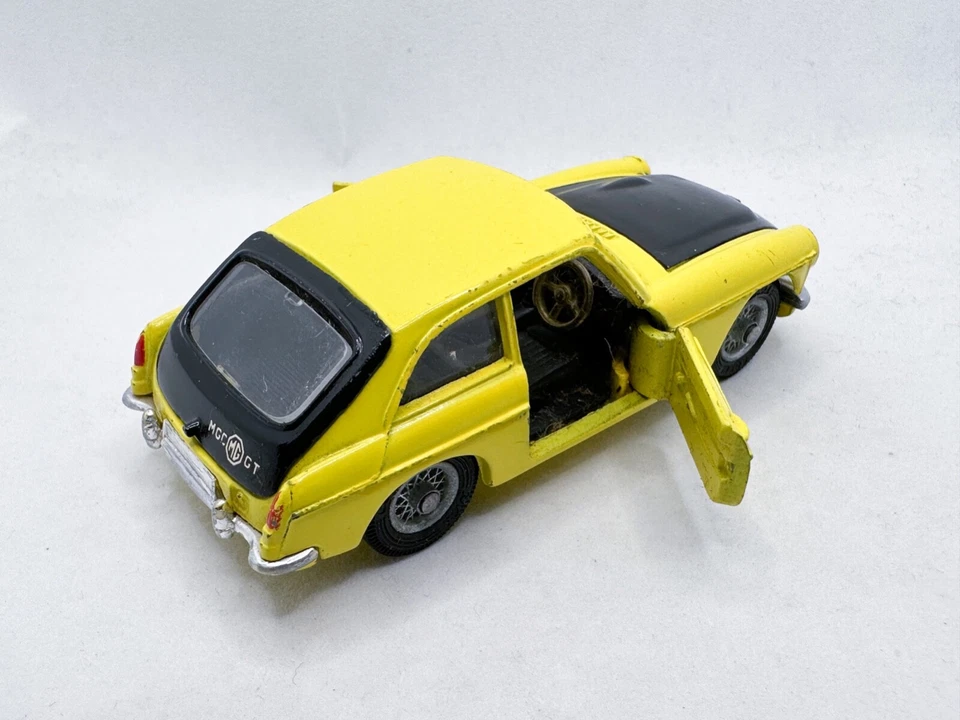 DE COLECCIÓN CORGI TOYS # 345 MGC GT COCHE DEPORTIVO DE COMPETICIÓN AMARILLO/NEGRO 1969 FUNDIDO A PRESIÓN Foto 3 de 4