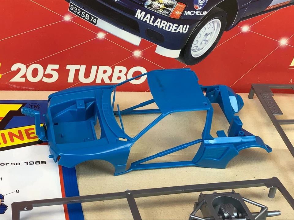 OPEN BOX Heller Humbrol 1:24 Scale Plastic Model Kit BOBKIT 205 TURBO No. 53216 Foto 2 de 4