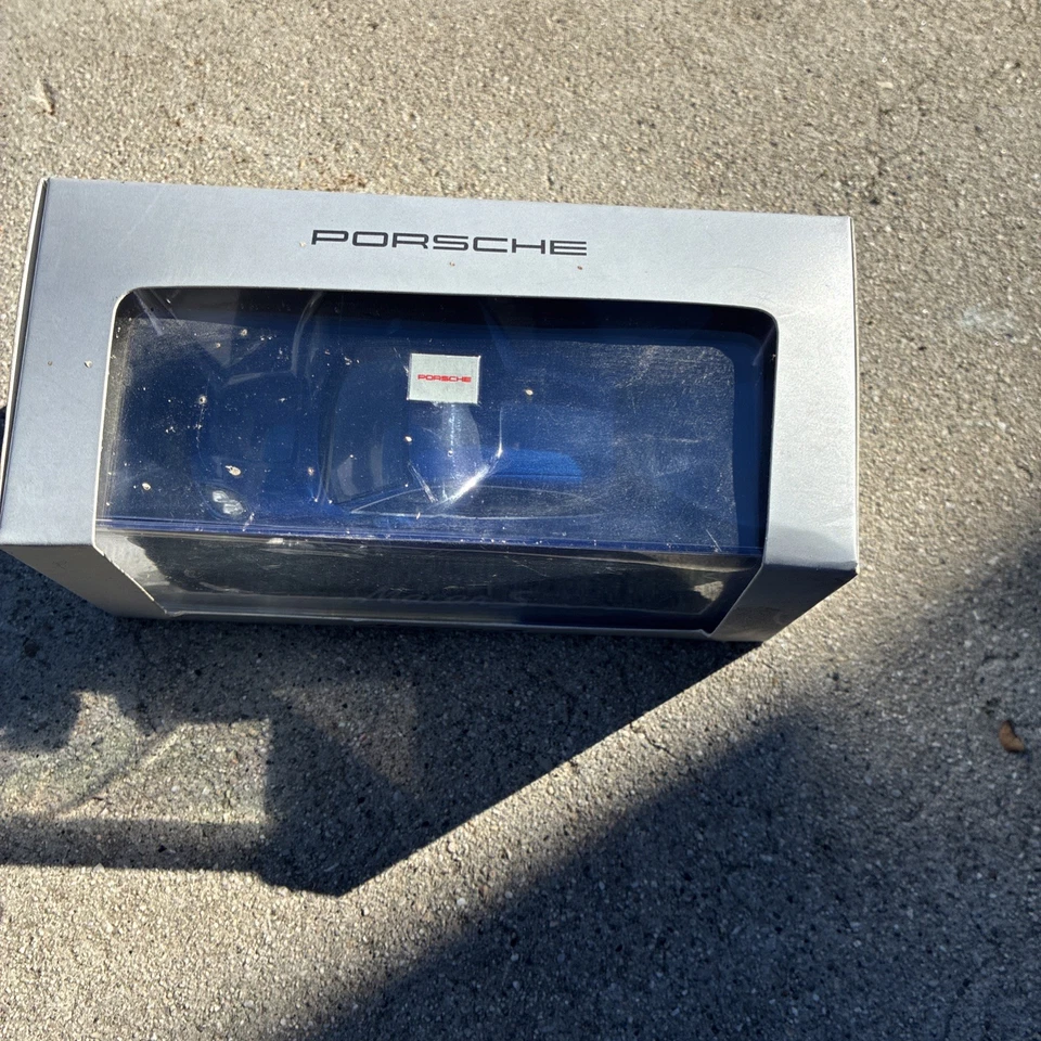 1/43 Minichamps Porsche Macan from 2013 in Blue Metallic WAP 020153 OE BK039B - Image 2 of 4