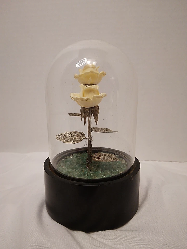 Expositor de cúpula de vidrio con rosas de porcelana sobre tallos plateados base de madera NECESITA LIMPIEZA Foto 4 de 4