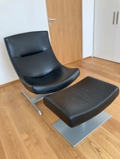 Poltrona con poggiapiedi di pelle nera Cassina