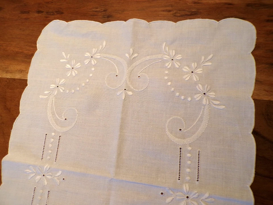 Linge ancien 1 Napperon en coton  blanc avec broderies - Photo 2/4