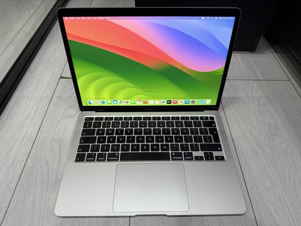 Apple MacBook Air Retina 13.3" 2020 - 256GB SSD 8GB Ram 1.1GHz Core i3 - Silver - Image 4 of 4