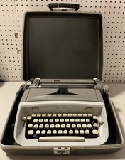 Singer Professional Portable Manual Typewriter Model T-62 w/Case thumbnail