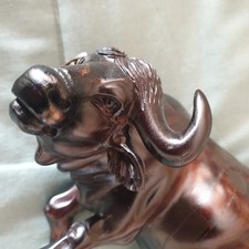 Holzgeschnitzer Wasserbüffel Kenia