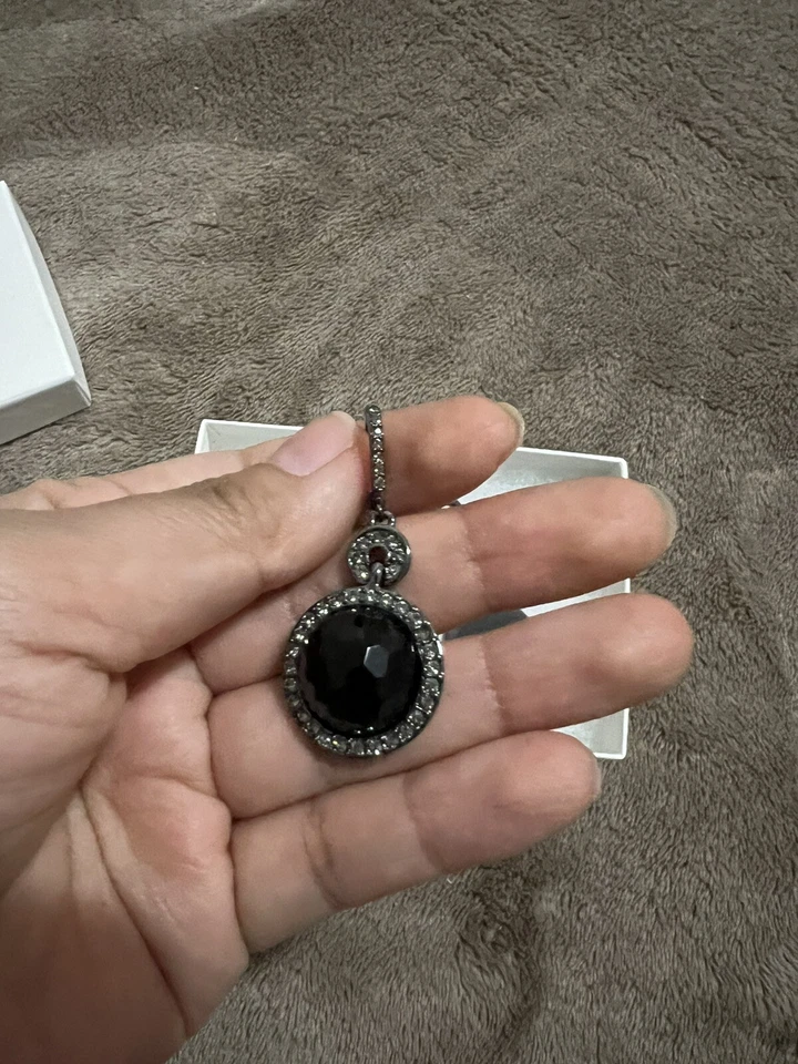 Brincos elegantes pretos Givenchy com cristais - Imagem 2 de 4