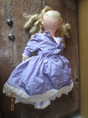 ANCIENNE PETITE POUPÉE, corps et membres en tissu, H : 42cm, cheveux