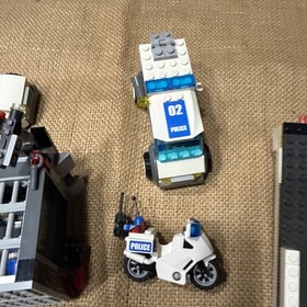 Lego 7744 Town City Police Headquarters 95% Complete With Vehicles Manuals As Is