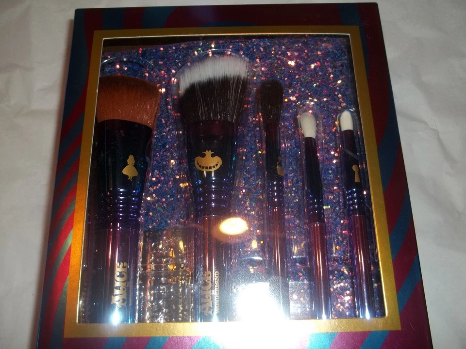 Disney + Sigma Alice nel Paese delle Meraviglie Set 5 Pezzi Pennelli Full Size + Borsa NUOVO SPEDIZIONE VELOCE - Immagine 2 di 4