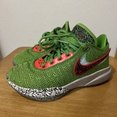 LeBron Sneaker Grinch Men s  Nike LeBron 20 (XX) ''Stocking Stuffer  Size 4y