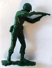 PLASTIC TOY SOLDIER 5" - World War II Army Man 1960s MARX  Co. Riffle Darker gr
