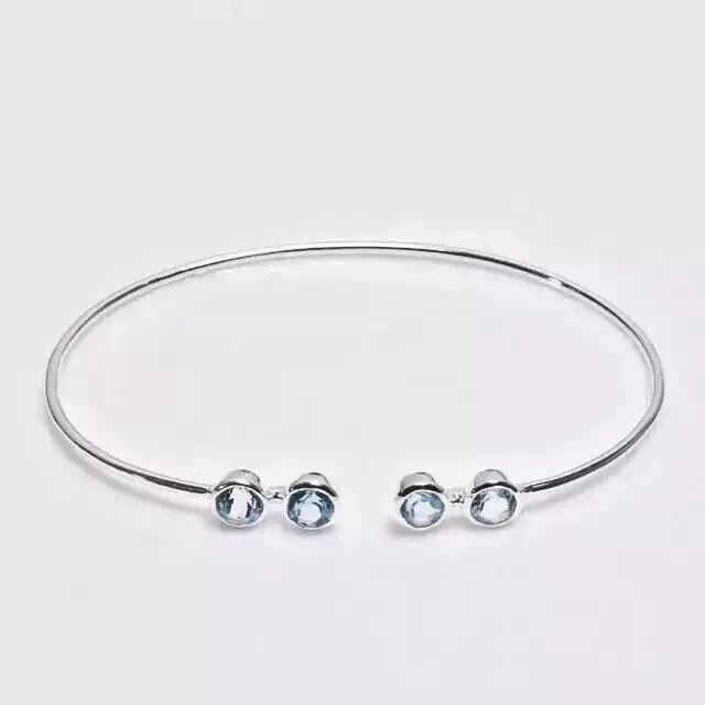 Brazalete Abierto 2Ct Corte Redondo Aguamarina Simulada en Chapado en Oro Blanco 14k Foto 2 de 4