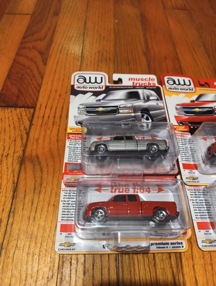 Camión Chevy Silverado SS 2006 cabina extendida rojo 1/64 diecast Autoworld AWSP163-B Foto 3 de 3