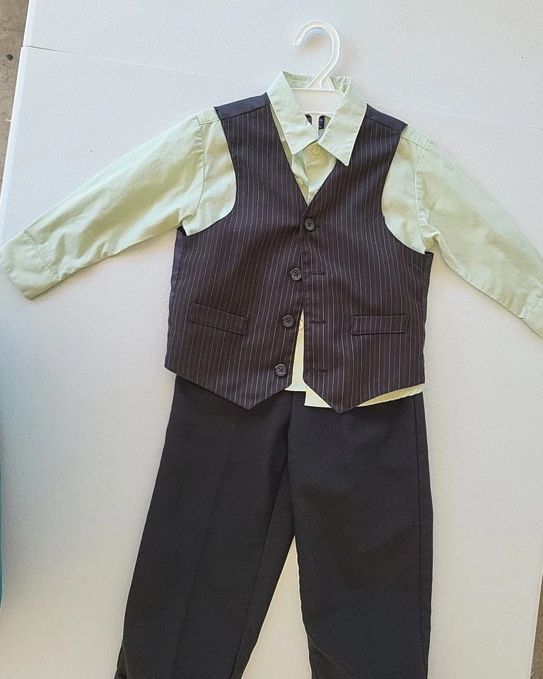 Juego de 3 piezas Dockers 3T - Camisa verde menta, chaleco a rayas y pantalones negros. Foto 2 de 4