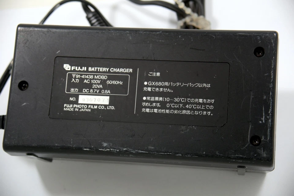 Cargador de Batería Fuji GX680 Modelo 91-41438 MDBD AC 100V Entrada, DC 8.7V 0.8A Foto 3 de 4