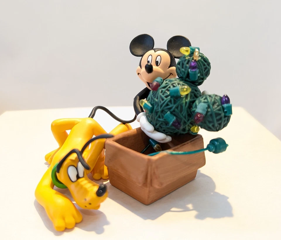 Ornamento Hallmark lembrança nó um problema Mickey e Pluto 2010 Disney - Imagem 4 de 4