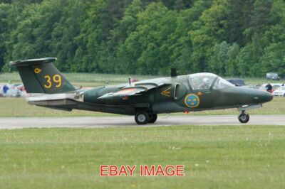 PHOTO  AEROPLANE SAAB 105 (SK60B) '60039 / 39' ROLLING OUT TO LINE UP FOR TAKE O