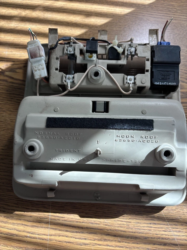 2000-2004 Toyota Avalon Genuine OEM Gray Overhead Console Sunroof Dome Light TAN - Image 2 of 3