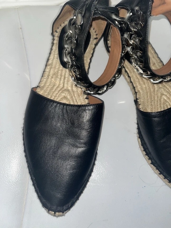 Alpargatas planas Givenchy de cuero negro adornadas con cadena D'orsay 39 US 8,5 $700 Foto 2 de 4