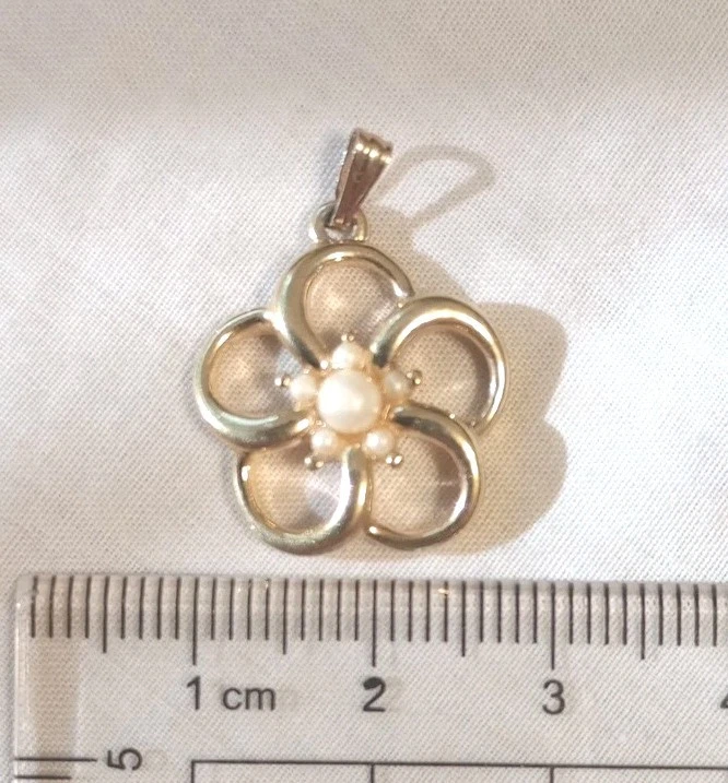 Pingente fofo de flor e pérola ouro delicado pequeno berloque de 2 cm - Imagem 2 de 2