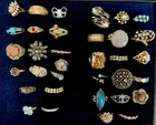 VINTAGE LOT OF 33 COSTUME JEWELRY RINGS SIZES 4 TO 10 VANDA SARAH AVON ETC  6-38