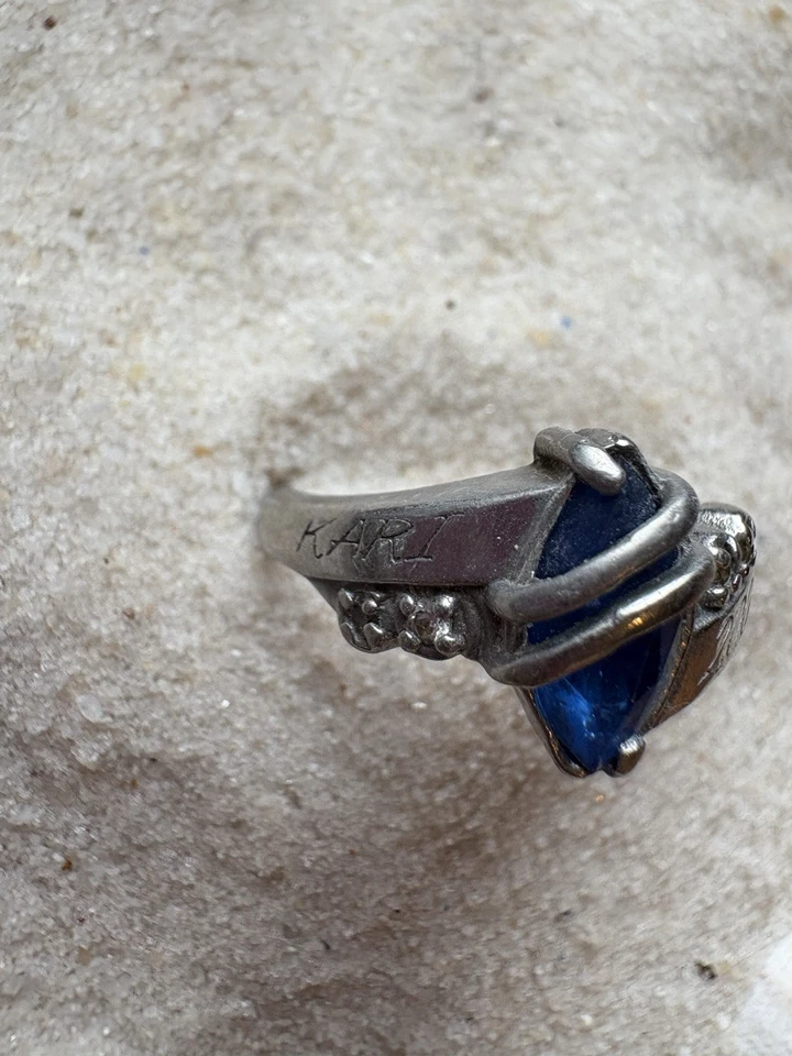 Anillo de graduación Jostens Class Kari 2009 nombre grabado brillo talla 8,25 para mujer Foto 4 de 4