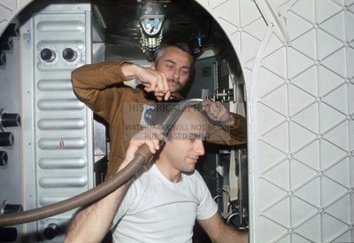 ASTRONAUT ALAN L. BEAN GETTING HAIRCUT ON SKYLAB WORKSHOP OWS 13X19 PHOTO
