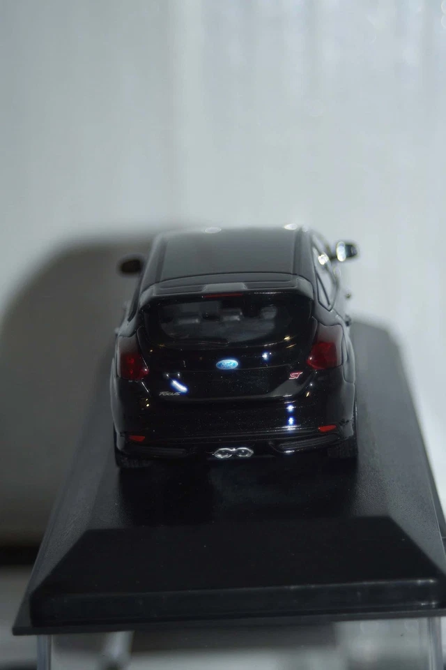 Minichamps Ford Focus ST 2011 black 5 Door 400 081000,1:43 Diecast - Image 3 of 4
