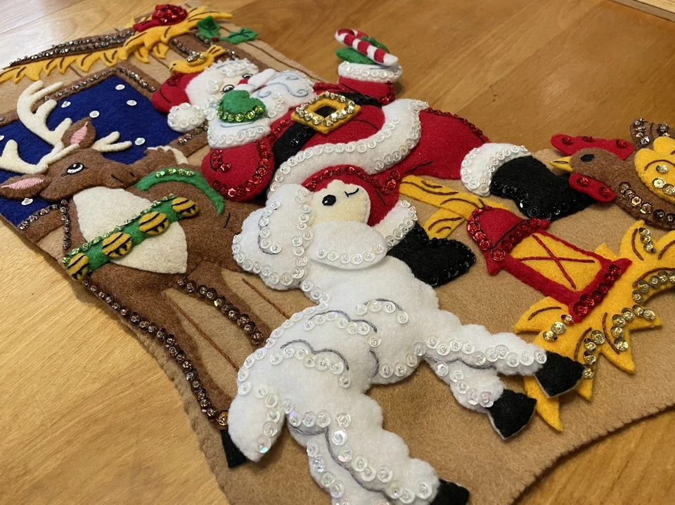 Medias de Navidad de fieltro Bucilla 18” TERMINADAS completadas -Santa’s Barn Friends Foto 2 de 4