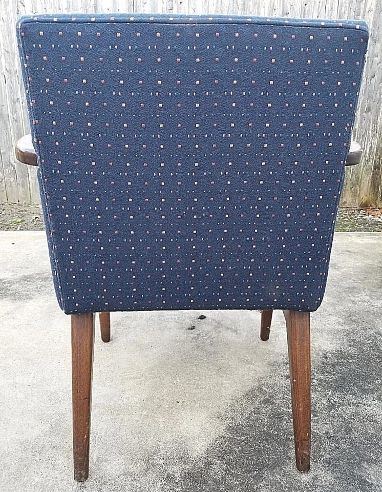 Sillón de madera moderno vintage de mediados de siglo con patrón de cubo atómico de tela azul Foto 4 de 4