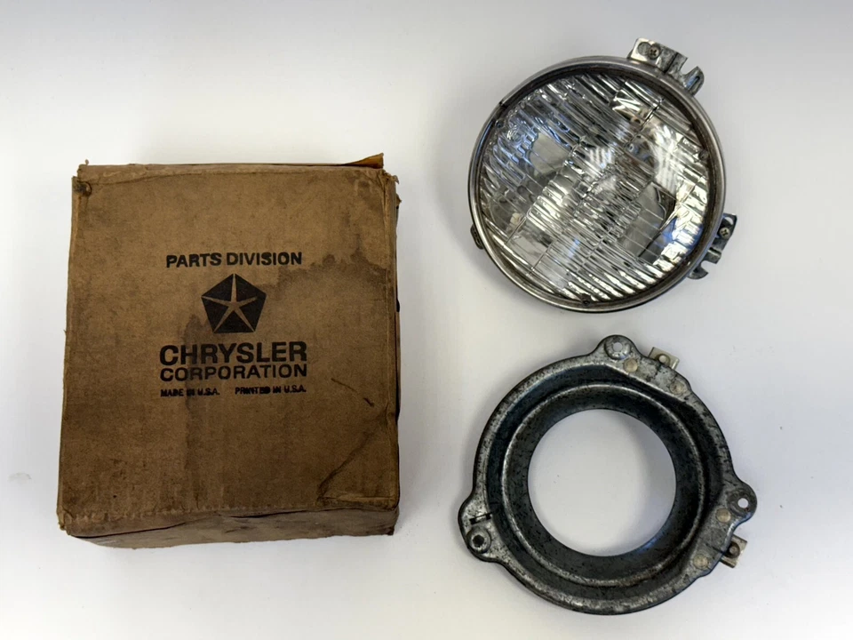 1964 - 1967 年道奇普利茅斯 B 车身低光束前照灯总成 2524930 NOS。 — 第 3/4 张图片