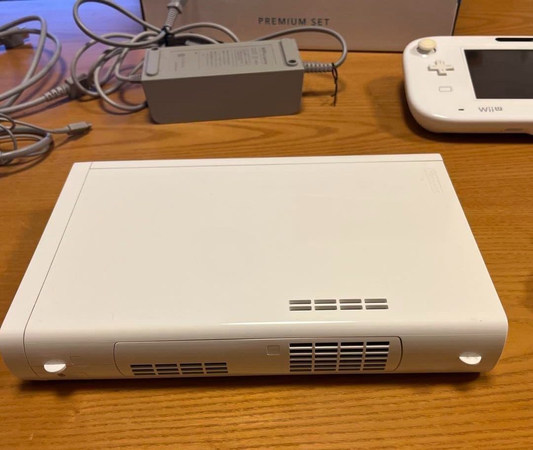 Nintendo Wii U Premium Set 32GB White Handheld Console Ready to